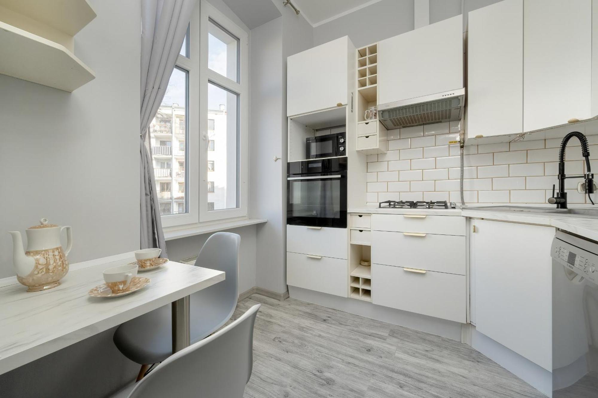 Spacious 3-bedroom Plac Grunwaldzki By Renters Apartment